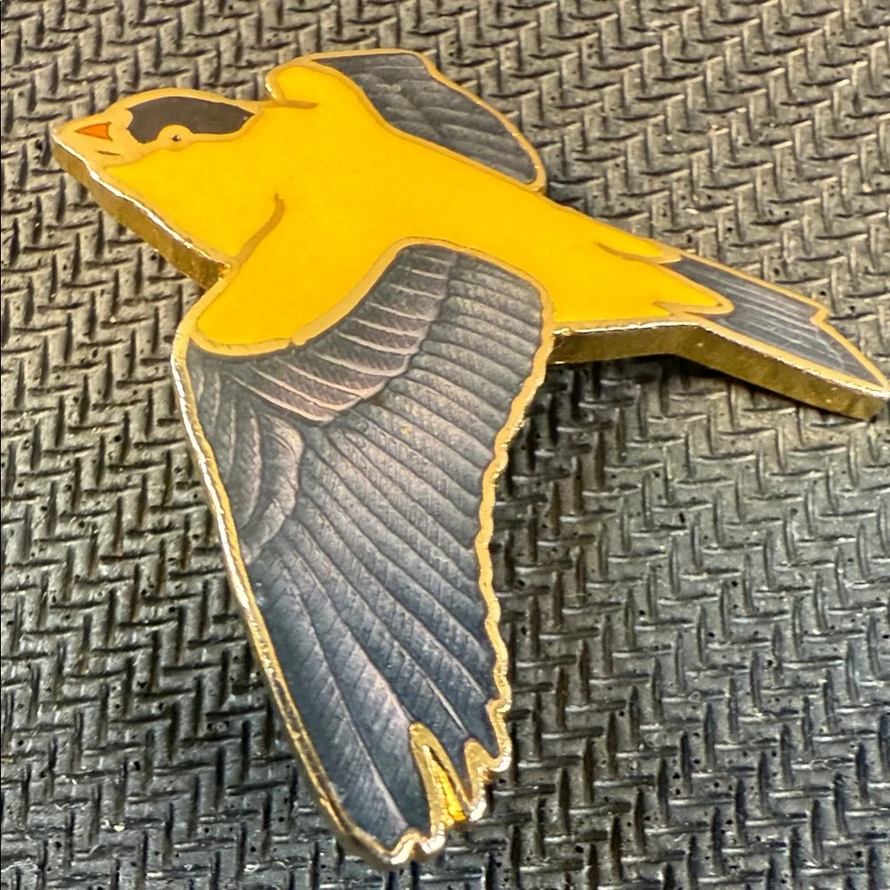 Vintage American Goldfinch Bird Enamel Pin - Decorative broach